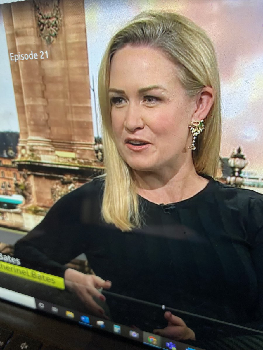 _CWRB's tweet photo. @KatherineLBates wins fashion on the #couchpeloton with these earrings 😍🍸 https://t.co/1VIW43hDxP