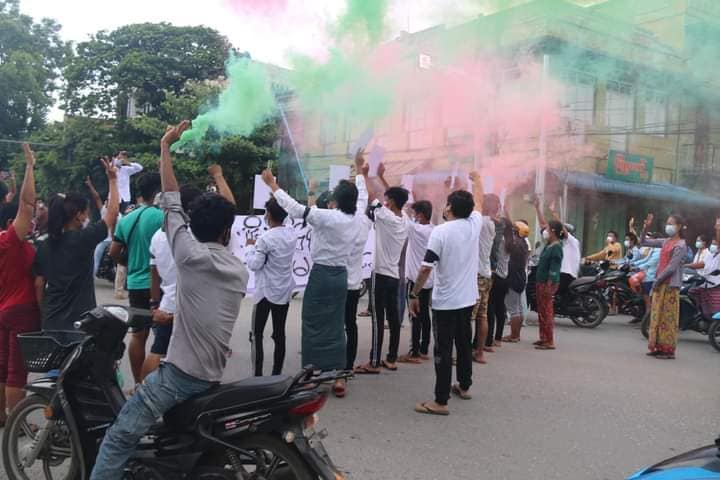 dvbburmese's tweet photo. မုံရွာမြို့ စစ်အာဏာရှင်ဆန့်ကျင်ရေး ပင်မသပိတ်စစ်ကြောင်းကို ဗိုလ်��ျုပ်လမ်းပေါ်ထိ ချီတက်ခဲ့ကြပါတယ်။ ၇၄ နှစ်မြောက် အာဇာနည်နေ့ကို ဂုဏ်ပြုတဲ့အနေနဲ့ အာဇာနည်မျိုးသေရိုးမရှိ ခေါင်းစဉ်နဲ့ ချီတက်ခဲ့ကြတာပါ။ 
#dvbtvnews #MartyrsDay2021 #SpringRevolution  #WhatIsHappeningInMyanmar https://t.co/FyWLthEmDH