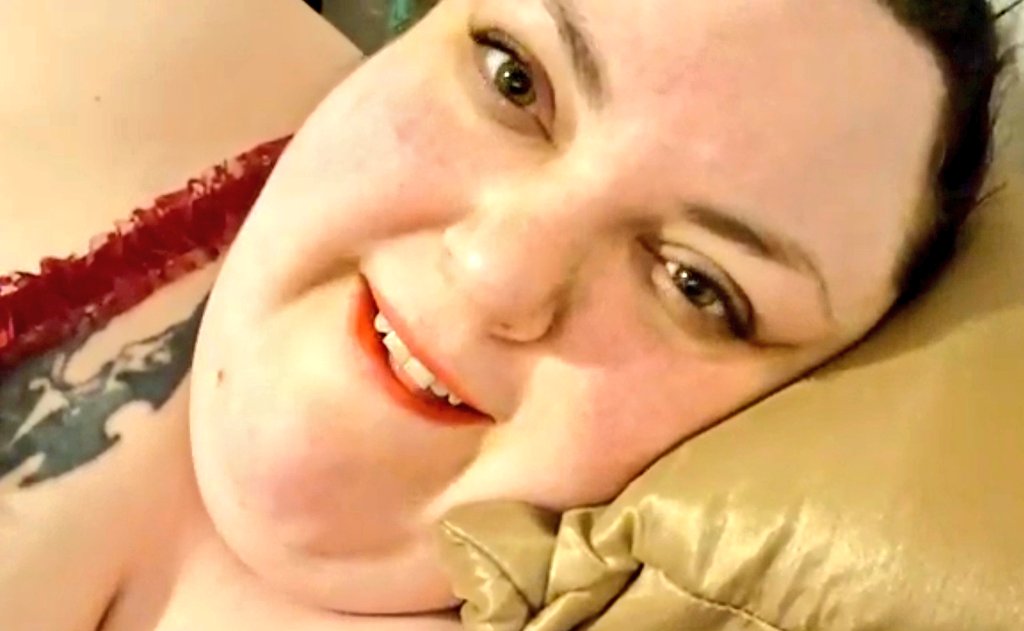 MaryBethWylie's tweet photo. Great! #FoodieBeauty is live, in lingerie, grinding her teeth, licking her lips, while wearing lipstick, and acting nervous. We know what that means. I don't know if I have it in me tonight. Let me know if anything juicy happens! #PleaseShower https://t.co/VjNNM7jTeE