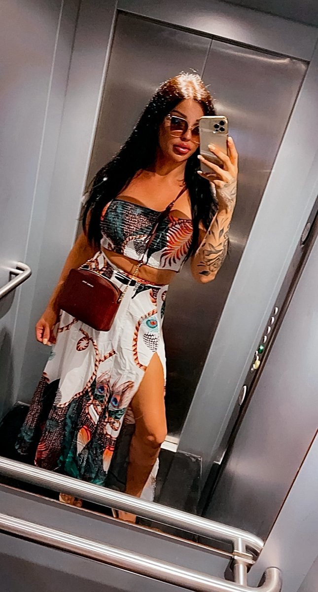 Summer vibes ☀️🌻

Do roboty frajerzy! Zarabiajcie kasę dla Królowej, chcę się pławić w waszej ciężko zarobionej kasie 💸💸

Zasługuje na wszystko co najlepsze, kundle!