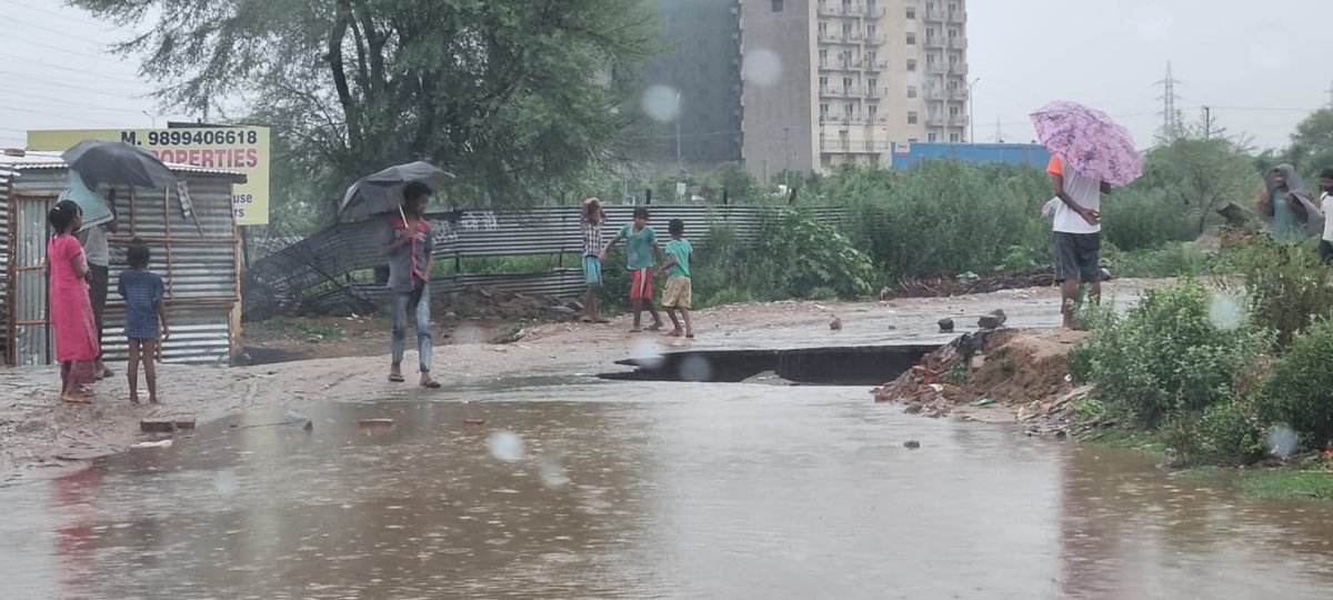 EHPOA1's tweet photo. The only temporary road connectivity provided by Emaar caved in. More than 3000 residents are deprived of their liberty to move out of Emerald Hill's, Sector 65, Gurgaon. @indiaemaar @dtcphry @cmohry @MunCorpGurugram @emaardubai @rakeshdaultabad @EmeraldHillsGGN @EEstaterwa https://t.co/4m4RlcT0HQ