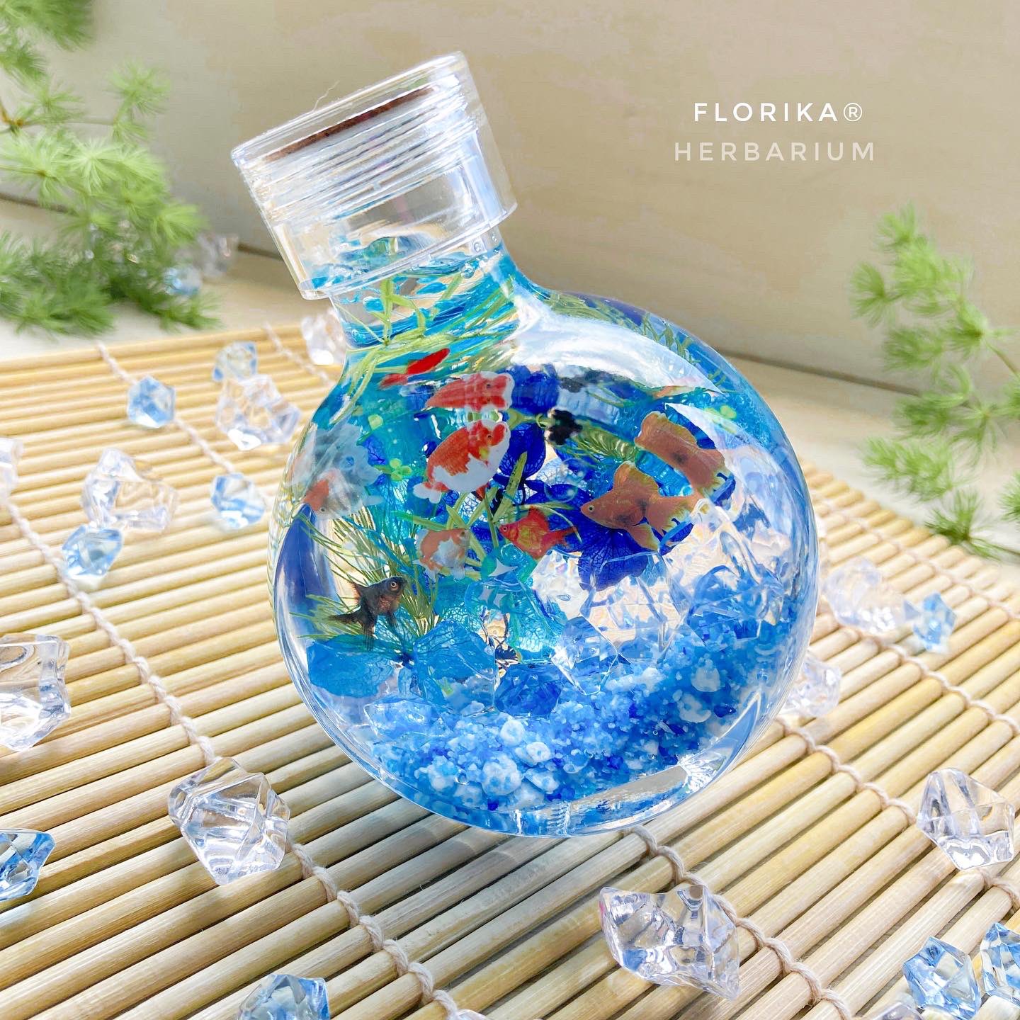 ハーバリウム フロリカ ハンドメイド作家 水替えのいらない金魚鉢 金魚の躍動感が出るように あっち向いたりこっち向いたり 工夫して泳がせてみた 金魚ハーバリウム ハーバリウム きんぎょ 夏祭り 夏 T Co Xhiiafvbix Twitter