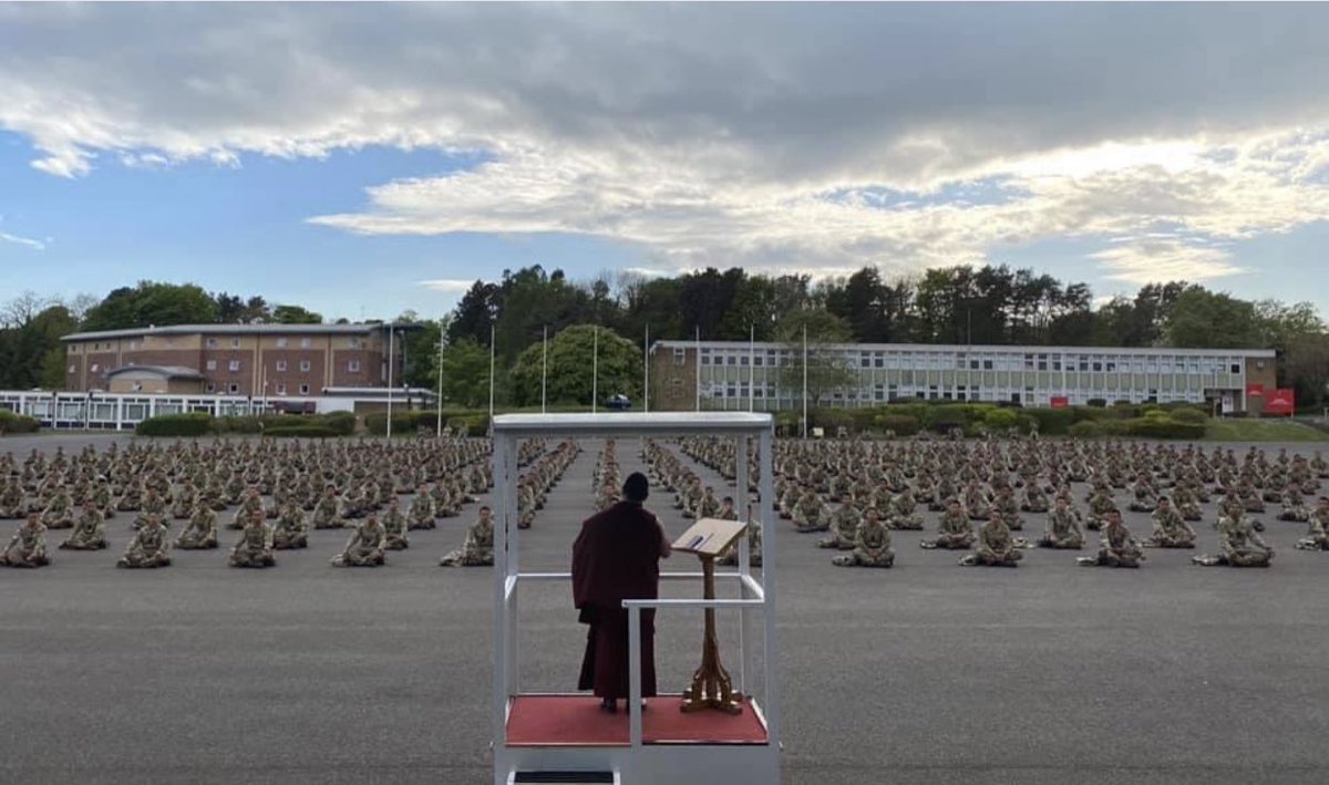 Английн арми ковидын сэтгэл гутрал засах зорилгоор армийн цэргүүддээ Төвд ламаар сэтгэл засал, бясалгалын хичээл заалгаж байгаа нь үр дүнтэй байсан тул ламд хүндэтгэл үзүүлж шагнал гардуулсан байна.