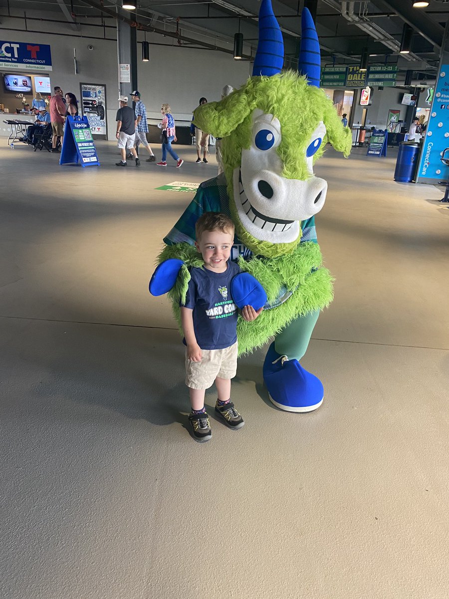 ramanda76's tweet photo. Some kids go to the ballpark for baseball- others go to see their best friend Chompers. Hey @GoYardGoats does he make appearances at bday parties? Asking for a (3 year old) friend https://t.co/ZLLWIW4zEW