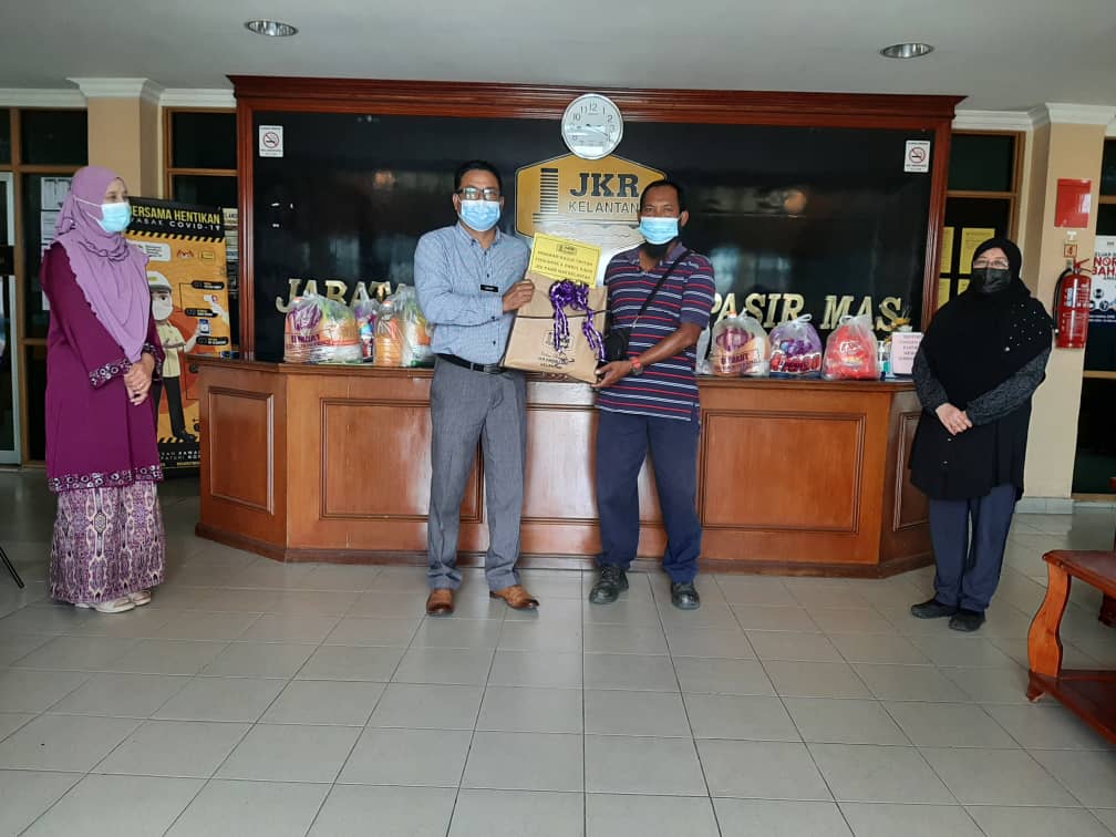 JKR_PASIR_MAS's tweet photo. Isnin, 19 Jul - Pelancaran Program Tautan Kasih JKR Prihatin: Food Bank &amp; Bakul Kasih oleh YBhg DS KPKR. JKR Pasir Mas turut serta dlm program ini dengan penyampaian Bakul Kasih oleh Jurutera Jajahan kpd kakitangan yg memerlukan. @MOWorks @JKRMalaysia @JKRKelantan @IrMohdSuhaili https://t.co/ZpRwTJHA5V
