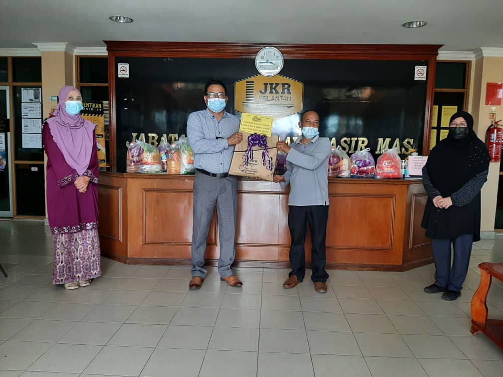 Isnin, 19 Jul - Pelancaran Program Tautan Kasih JKR Prihatin: Food Bank &amp; Bakul Kasih oleh YBhg DS KPKR. JKR Pasir Mas turut serta dlm program ini dengan penyampaian Bakul Kasih oleh Jurutera Jajahan kpd kakitangan yg memerlukan. @MOWorks <a href="/JKRMalaysia/">JKR Malaysia</a> <a href="/JKRKelantan/">ᴊᴋʀ ɴᴇɢᴇʀɪ ᴋᴇʟᴀɴᴛᴀɴ</a> <a href="/IrMohdSuhaili/">Mohd Suhaili Ismail</a>