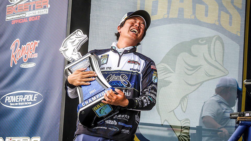 takumi_no_oheya's tweet photo. BIG BASS,BIG STAGE,BIG DREAM‼️I got blue trophy‼️
7歳の頃、ゲームで優勝した世界。バスマスターエリートシリーズ。夢の舞台で優勝することができました。頭の整理もつかず、困惑してますが、本当に皆様の応援のお陰です。涙って、自然と湧いてくるんですね。本当にありがとうございました‼️ https://t.co/mRAYOJ6uxq