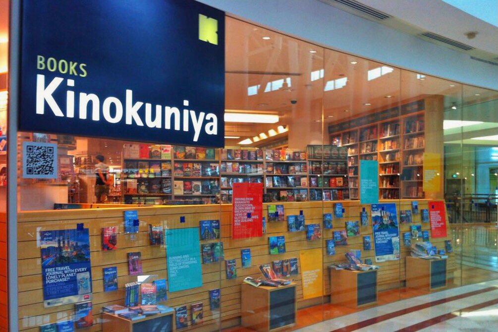 ATMology's tweet photo. Ada kalanya, bukan nak membeli. Cuma menjadi tempat persinggahan sementara menunggu janji temu. Ada kepuasan membelek-belek helaian buku, menghidu aroma kertasnya dan melihat susunan teliti mengikut abjad dan genre. 

Segeralah pulih dunia, agar dapat kami bertandang semula. https://t.co/NQnqjeoJ3M