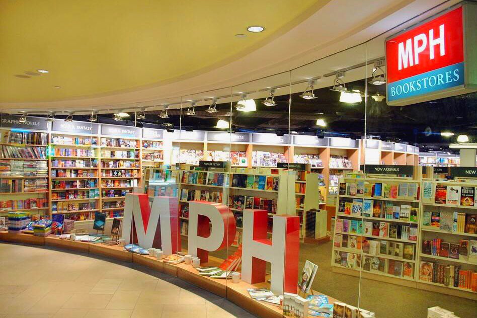 ATMology's tweet photo. Ada kalanya, bukan nak membeli. Cuma menjadi tempat persinggahan sementara menunggu janji temu. Ada kepuasan membelek-belek helaian buku, menghidu aroma kertasnya dan melihat susunan teliti mengikut abjad dan genre. 

Segeralah pulih dunia, agar dapat kami bertandang semula. https://t.co/NQnqjeoJ3M