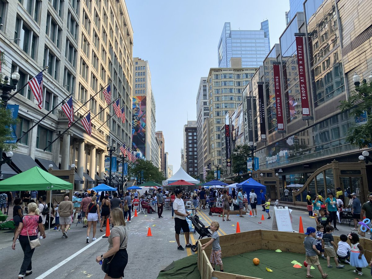 JesseKirschNews's tweet photo. This #SundayOnState was SUNNY! Recapping #StateStreet festival LIVE @ABC7Chicago tonight! https://t.co/dOR9MUrKl9