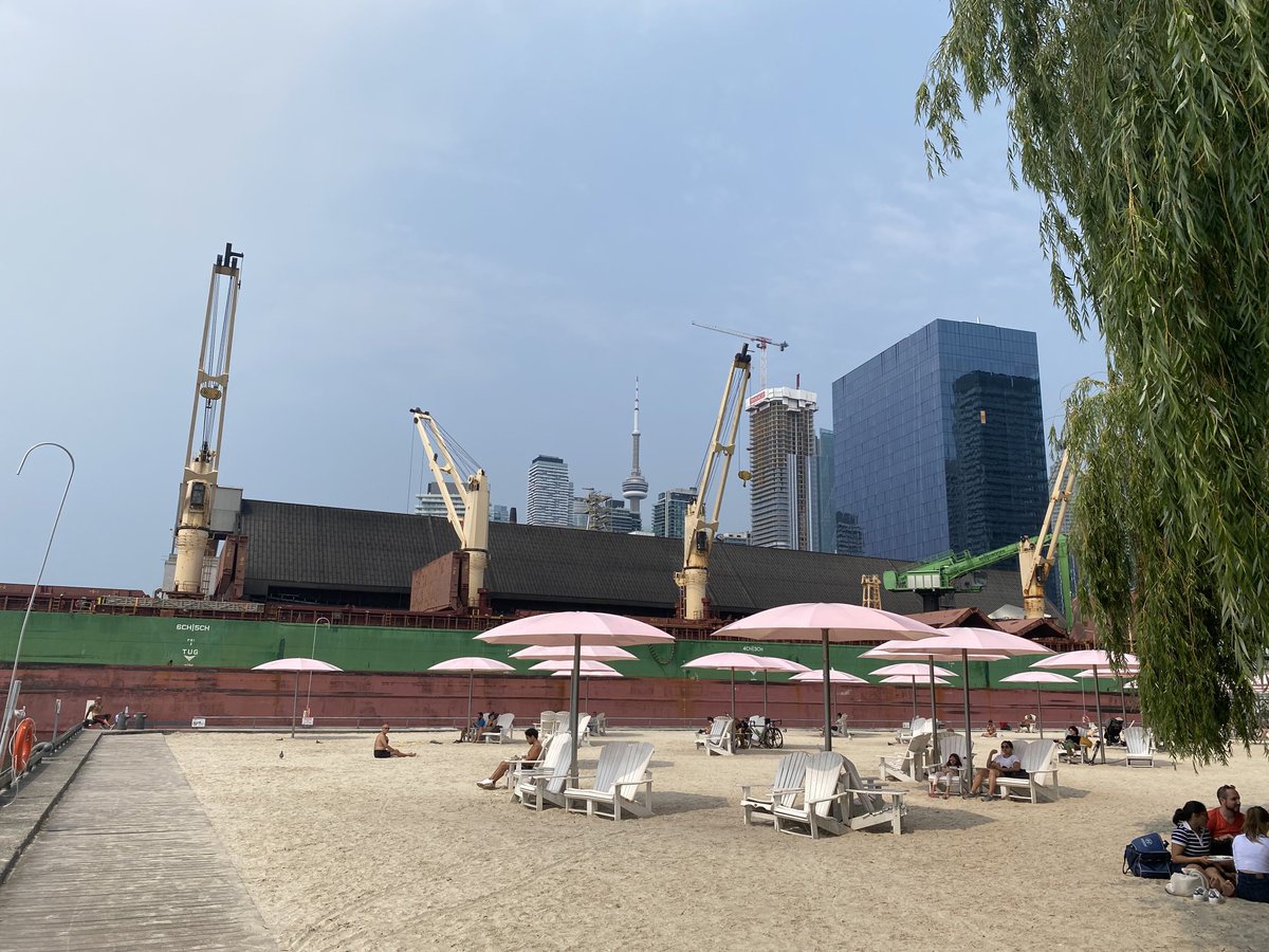 JeanYip3's tweet photo. Family Sunday.  Exploring the different urban beaches:  Canada Sugar Beach and HTO Park #TOHarbourfront https://t.co/a9LlP8mlrz