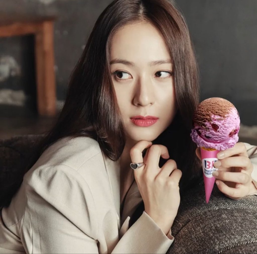 SOOJUNGLOOKS's tweet photo. #KRYSTAL x Baskin Robbins https://t.co/25fPhJ51Lj