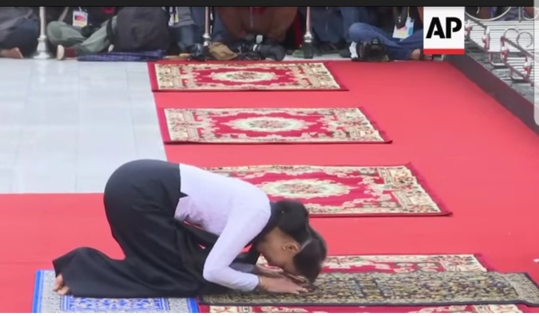 MayWongST's tweet photo. #Myanmar marks 74th Martyrs' Day honouring nation's fallen heroes like assasinated General Aung San, #AungSanSuuKyi's father. She last attended event last year. This year's ceremony not just muted due to #Covid19 but is being marked during #militarycoup #WhatsHappeningInMyanmar https://t.co/TIwDGlVrtS