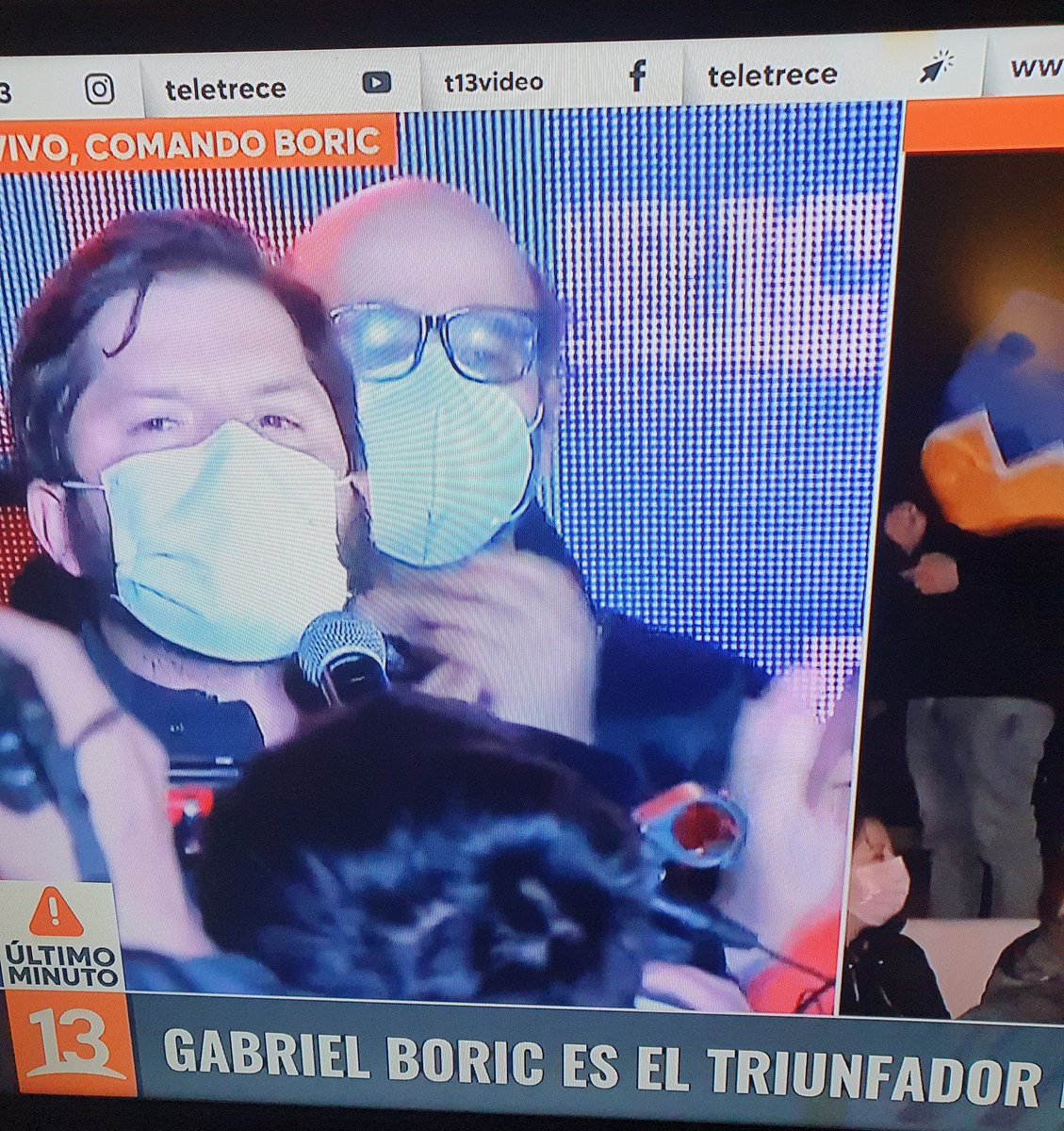 LateralDerecho6's tweet image. Detrás de Boric esta Atria, al lado la Sanchez. Se entiende, no? Este comunista es peor que Jadue, es más destructivo. Su discurso lo dice.