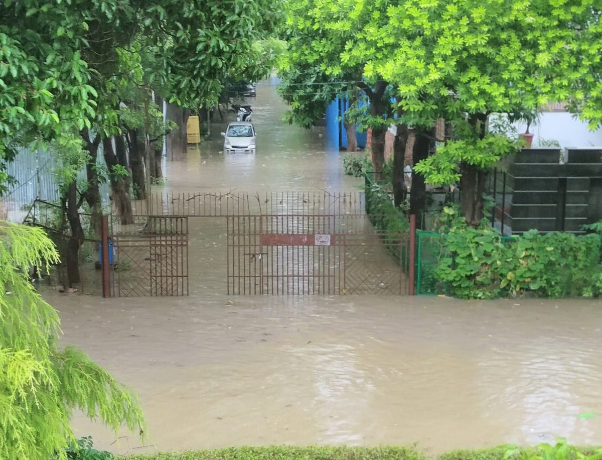 palam_3's tweet photo. @MunCorpGurugram @cmohry @OfficialGMDA ..Tweet below dated 2020 and current tweet of 2021. No change in water logging situation.Water entering houses and roads submerged. News taxes of sewarge &amp; water taken by MCG but ground reality different.. https://t.co/jnmz6jHAyU
