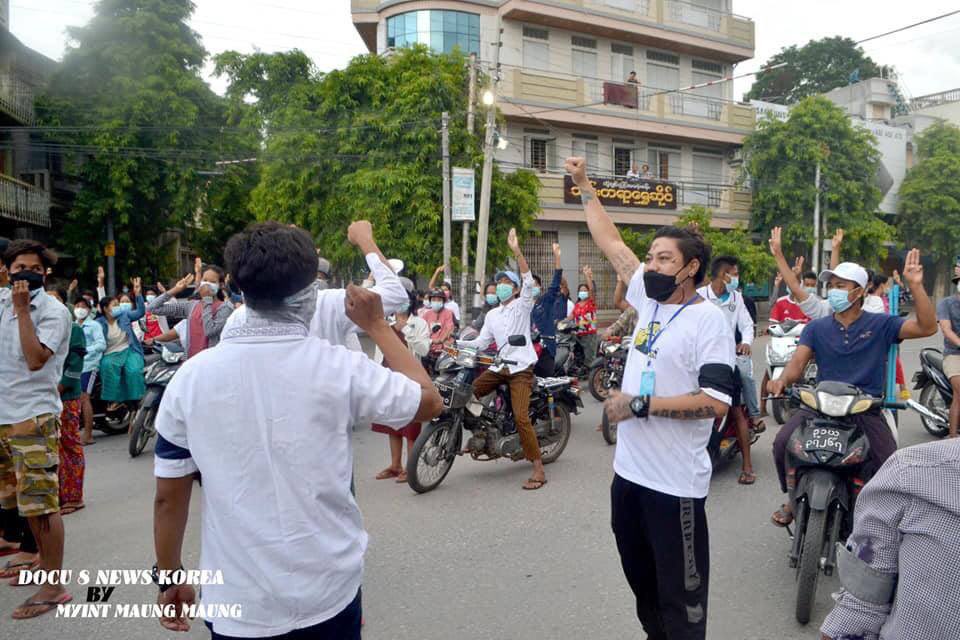 Boycey828's tweet photo. Monywa’s Main Strike was seen on the busiest roads of Monywa chanting revolutionary slogans to overthrow Genocidal Military. MYANMAR MARTYRS' DAY   #HonorTheFallenHeroes #July19Coup  #WhatsHappeningInMyanmar https://t.co/98Tx7nKJPS