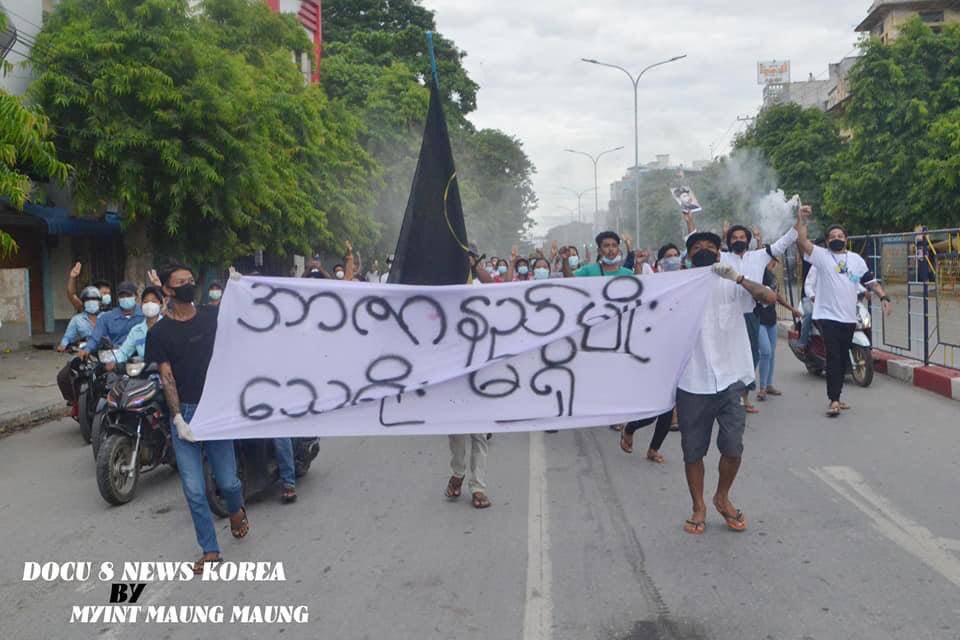 Boycey828's tweet photo. Monywa’s Main Strike was seen on the busiest roads of Monywa chanting revolutionary slogans to overthrow Genocidal Military. MYANMAR MARTYRS' DAY   #HonorTheFallenHeroes #July19Coup  #WhatsHappeningInMyanmar https://t.co/98Tx7nKJPS