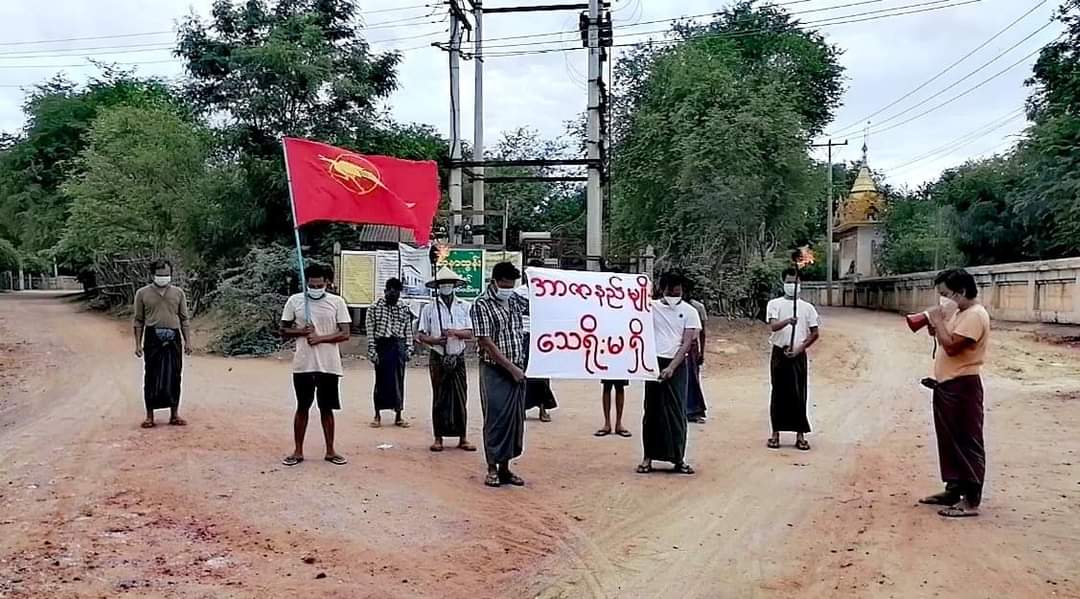 pswinmaw's tweet photo. Despite worsening COVID situation, locals from KanKone village in SarLinGyi protest against military coup and remember fallen heroes on MYANMAR MARTYRS' DAY.
#HonorTheFallenHeroes
#July19Coup
#WhatsHappeningInMyanmar https://t.co/tHvV0Kr5GO