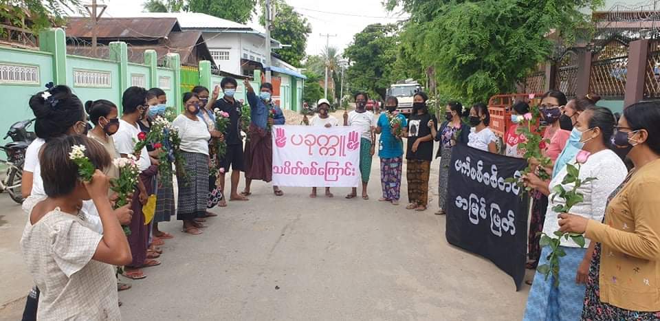 Residents from #Pakokku township marched and to pay tribute to the fallen martyrs and protest against the military dictatorship .

MYANMAR MARTYRS' DAY 

#HonorTheFallenHeroes
#July19Coup 
#WhatsHappeningInMyanmar