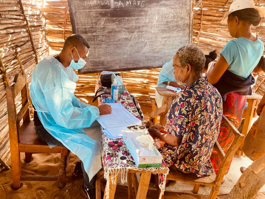 OMSMadagascar's tweet photo. Community #healthcare services provided to over 2️⃣5️⃣0️⃣ beneficiaries in Ampasimbe locality, South Mada🇲🇬 this weekend
These include
➡️General consultations
➡️Vaccination &amp; deworming for children
➡️Follow-up for pregnant women
➡️Screening for malnutrition
#AVOTSE
#LeaveNoOneBehind https://t.co/t3JR1R30Qm
