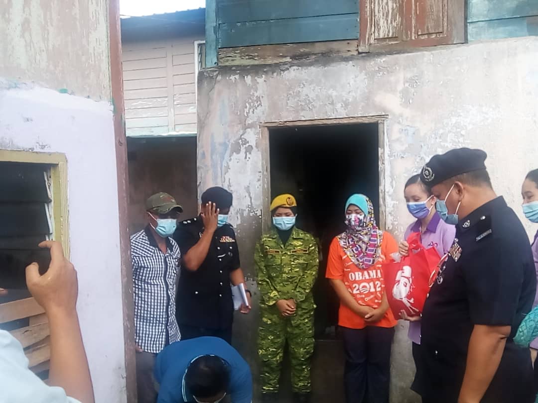 RELABetong's tweet photo. Op Bantu Daerah Betong pada 19 JULAI 2021 ( ISNIN ) yang melibatkan Polis DiRaja Malaysia (PDRM), Skuad Aman wanita (Amanita) dan RELA daerah Betong
#OPBANTU
#SETIAMEMBANTU
#SETIABERBAKTI
#DAERAHBETONG
#PDRM
#KDN
# RELA Negeri Sarawak
# RELA Malaysia
# Yahya Sulaiman
#RELASarawak https://t.co/mfPstrlo3d