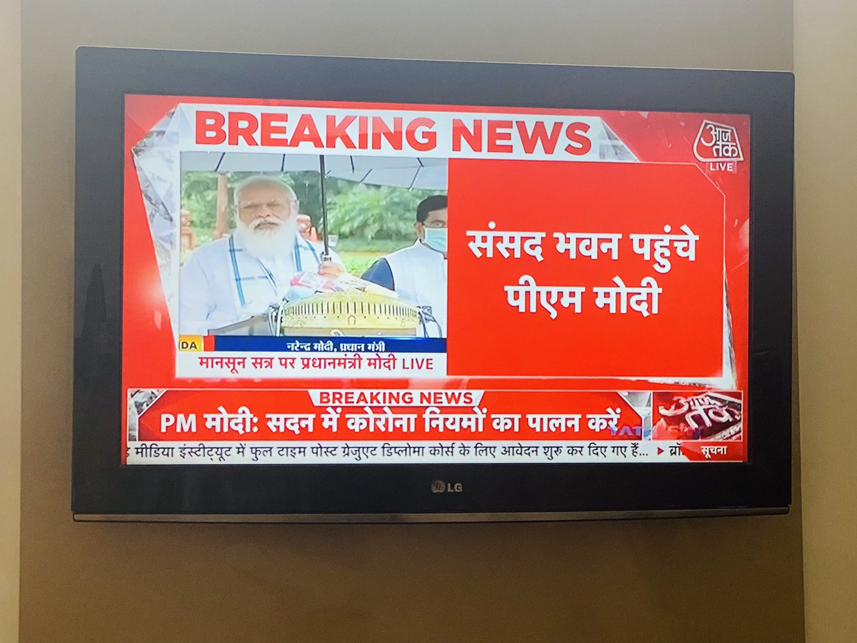 chitraaum's tweet photo. प्रधानमंत्री @narendramodi संसद भवन पहुँचे. मानसून सत्र की शुरुआत से पहले कहा- 
बाँह में लगती है वैक्सीन, और इस वजह से आप बाहुबली बन जाते हैं. अब तक 40 करोड़ लोगों को वैक्सीन लगी है.
विपक्ष से कहा- तीखे सवाल पूछें, धारदार सवाल पूछें मगर शांति से सरकार को जवाब का मौक़ा दे. https://t.co/ToN3deuVEx
