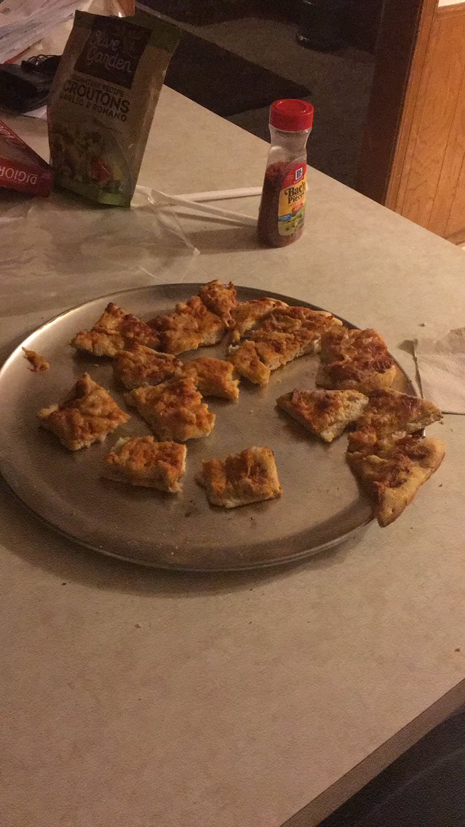 EvaSweetiePie's tweet photo. POV: u cut your pizza up with a knife because the pizza cutter is too dull https://t.co/geEOxJ2qH2