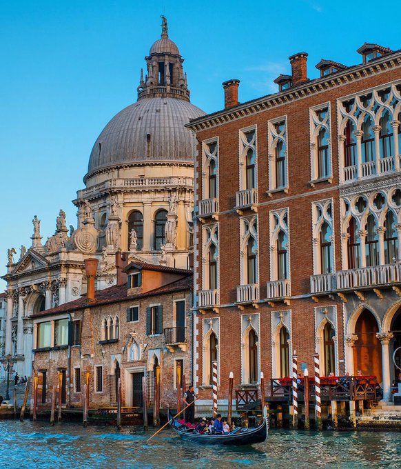 teatrolafenice's tweet image. ☀️«D’una città non godi le sette o le settantasette meraviglie, ma la risposta che dà a una tua domanda» (Italo Calvino). Buongiorno, amici! ￼☀️

#19luglio
