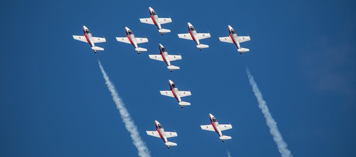Kent_YVR's tweet photo. It’s been wall to wall @CFSnowbirds coverage here the last few days 😁 This was a show practice yesterday at Boundary Bay Airport 😎 #yvrspotters #avgeek #CT114 #Tutor #Vancouver https://t.co/zW1yIP3fVO