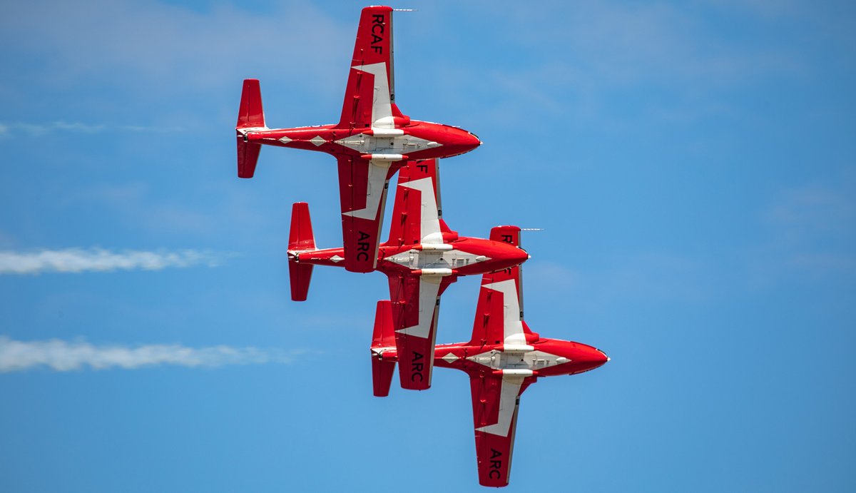 Kent_YVR's tweet photo. It’s been wall to wall @CFSnowbirds coverage here the last few days 😁 This was a show practice yesterday at Boundary Bay Airport 😎 #yvrspotters #avgeek #CT114 #Tutor #Vancouver https://t.co/zW1yIP3fVO