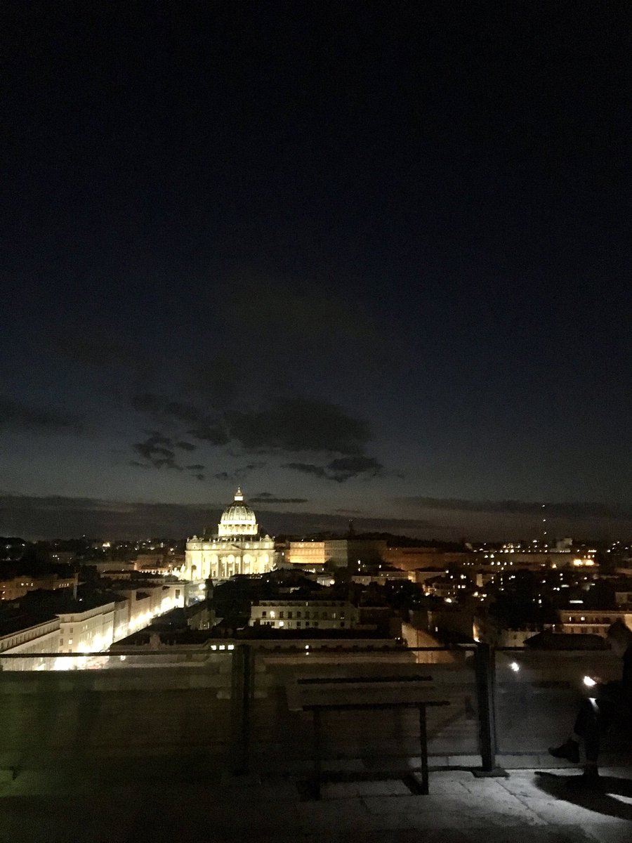 BeatriceBrigo's tweet photo. Day 96 of #100DaysOfItaly 
Basilica di San Pietro - Church built in the Renaissance style in Vatican City, the papal enclave within Rome. Designed by Bramante, Michelangelo, Maderno and Bernini, it is the largest church in the world by measure  #SanPietro #Roma #DiscoveringItaly https://t.co/r8rqcmSWfG