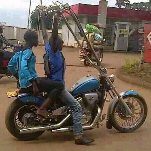 SmartTrafficCM's tweet photo. On voit de tout ici dehors...
Ou c'est la Harley Kamdzmson ou la Harley Belingason oh! Either it doesn't look safe to me. And the guy in the background is kinda overloaded. Helmets anyone?

#team237 #PreventionRoutiere https://t.co/vUSSgbwyZf