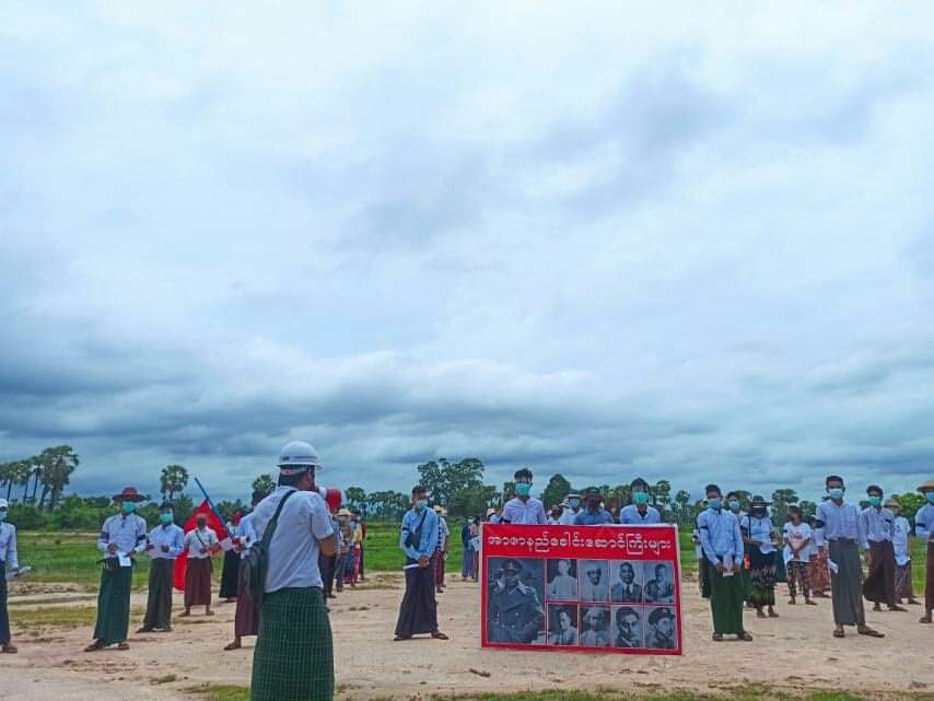 pswinmaw's tweet photo. Students in Taze Township marched to pay their respects to the fallen martyrs in commemoration of Martyrs' Day.
MYANMAR MARTYRS' DAY 

#HonorTheFallenHeroes
#July19Coup 
#WhatsHappeningInMyanmar https://t.co/rUTi9jrlxZ