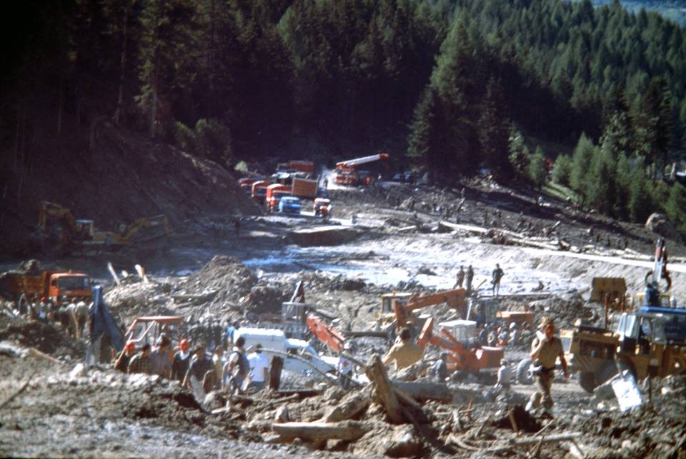 DPCgov's tweet photo. #19luglio 1985, la tragedia della #ValdiStava. Il crollo di due bacini di decantazione della miniera di Prestavèl provocò una colata di fango disastrosa che investì l'abitato di Stava. Drammatico il bilancio finale: 268 vittime. https://t.co/HSf7Bgy5st