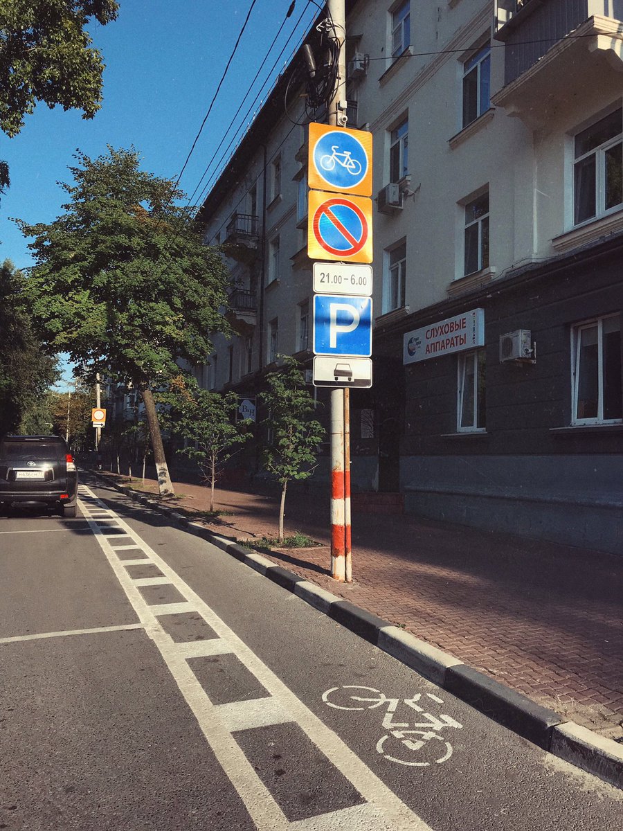 city4people_smr's tweet photo. Велодорожки на бульваре Пластова и Дворцовой в Ульяновске. После того, как скачешь все лето на самокате по тротуарам Самары, здесь чувствуешь себя гражданином только что получившим гражданские права и свободы. И, кстати, автомобилисты подвинулись, пробок не случилось. https://t.co/vZ9qr3HaTr