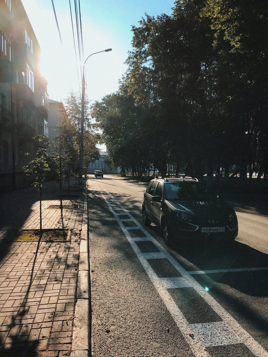 city4people_smr's tweet photo. Велодорожки на бульваре Пластова и Дворцовой в Ульяновске. После того, как скачешь все лето на самокате по тротуарам Самары, здесь чувствуешь себя гражданином только что получившим гражданские права и свободы. И, кстати, автомобилисты подвинулись, пробок не случилось. https://t.co/vZ9qr3HaTr