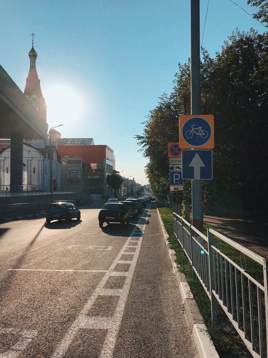 city4people_smr's tweet photo. Велодорожки на бульваре Пластова и Дворцовой в Ульяновске. После того, как скачешь все лето на самокате по тротуарам Самары, здесь чувствуешь себя гражданином только что получившим гражданские права и свободы. И, кстати, автомобилисты подвинулись, пробок не случилось. https://t.co/vZ9qr3HaTr