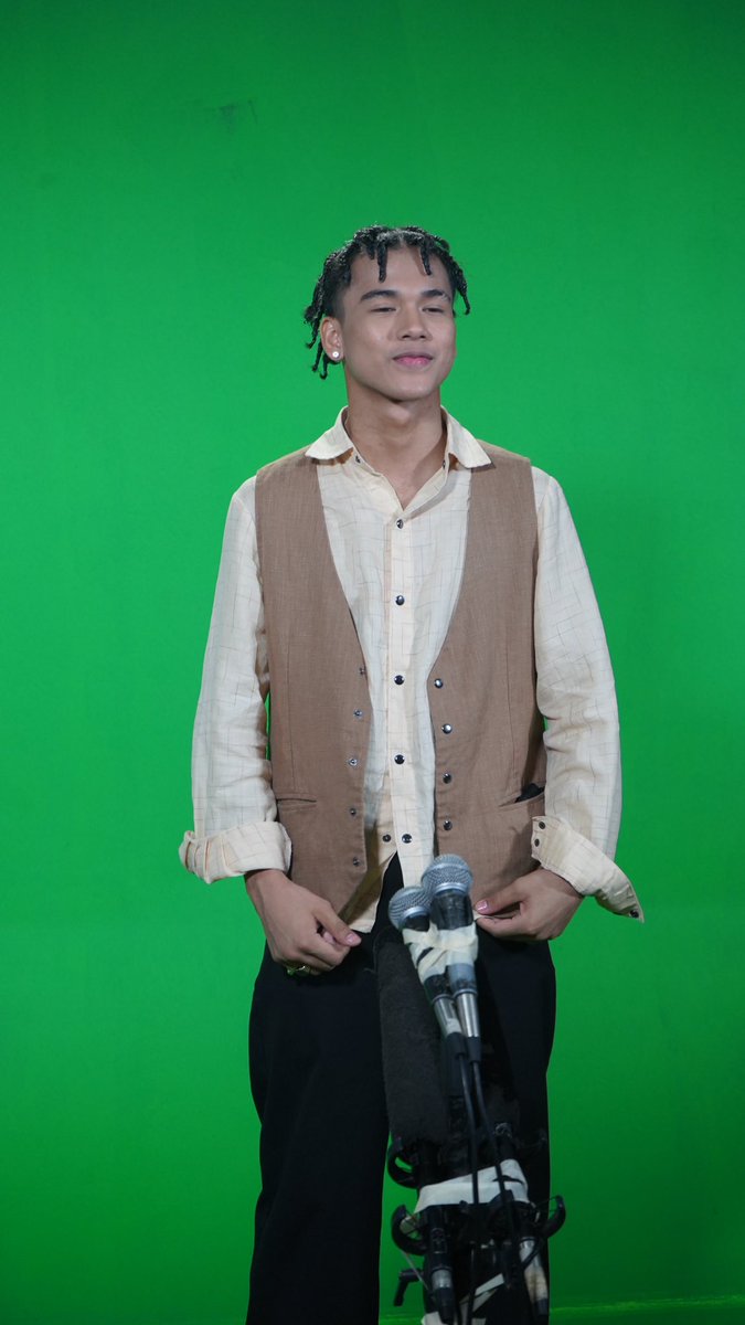 Official_ALAMAT's tweet photo. Mo in his 'Manong Generation' outfit while taping promo spiels for @AllOutSundays7 🤎

Stream 'kasmala' M/V: https://t.co/cG5oOHW43U #alamat #ALAMATkasmalaMV #StreamALAMATkasmalaMV
#kasmalaMV300KViews https://t.co/j7TpVXZdrc