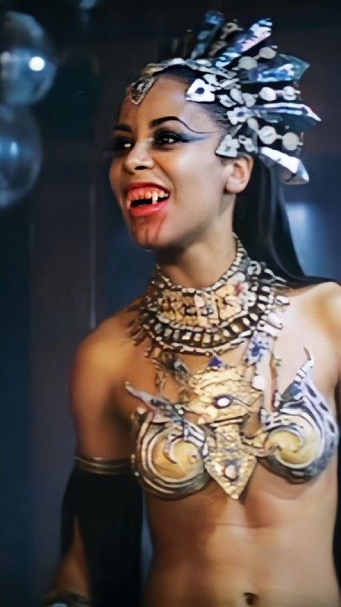 @hourlyblkhottie. aaliyah in queen of the damned (2002). pic.twitter.com/Qa...