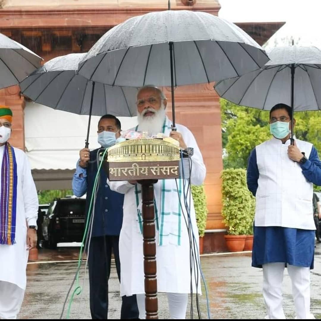 gk_chowkidar's tweet image. ಪಂಚಾಯತಿ ಸದಸ್ಯನಾದರೇ ಕೈ ಕಾಲಿಗೆ ಆಳುಗಳನ್ನಿಟ್ಟುಕೊಂಡು ಓಡಾಡುವ ನಾಯಕರ ನಡುವೆ,ರಾಷ್ಟ್ರದ ಸರ್ವೋಚ್ಚ ನಾಯಕನೊಬ್ಬ ತನ್ನ ಛತ್ರಿಯನ್ನು ತಾನೇ ಹಿಡಿದುಕೊಂಡಿರುವುದು ನಿಜಕ್ಕೂ ಆದರ್ಶಣೀಯ.. ಸಣ್ಣ ಕೆಲಸವಿರಬಹುದು, ಆದರೆ ಇದರಿಂದ ಹಲವಾರು ನಾಯಕರು ಕಲಿಯುವುದು ಸಾಕಷ್ಟಿದೆ.. 🚩ನಮ್ಮ ಹೆಮ್ಮೆಯ ಪ್ರಧಾನ ಸೇವಕ ನಮೋ..❤️😍🚩🙏

#StopVIPculture