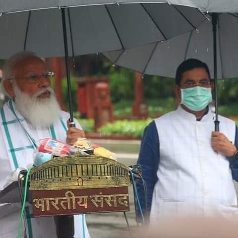 gk_chowkidar's tweet image. ಪಂಚಾಯತಿ ಸದಸ್ಯನಾದರೇ ಕೈ ಕಾಲಿಗೆ ಆಳುಗಳನ್ನಿಟ್ಟುಕೊಂಡು ಓಡಾಡುವ ನಾಯಕರ ನಡುವೆ,ರಾಷ್ಟ್ರದ ಸರ್ವೋಚ್ಚ ನಾಯಕನೊಬ್ಬ ತನ್ನ ಛತ್ರಿಯನ್ನು ತಾನೇ ಹಿಡಿದುಕೊಂಡಿರುವುದು ನಿಜಕ್ಕೂ ಆದರ್ಶಣೀಯ.. ಸಣ್ಣ ಕೆಲಸವಿರಬಹುದು, ಆದರೆ ಇದರಿಂದ ಹಲವಾರು ನಾಯಕರು ಕಲಿಯುವುದು ಸಾಕಷ್ಟಿದೆ.. 🚩ನಮ್ಮ ಹೆಮ್ಮೆಯ ಪ್ರಧಾನ ಸೇವಕ ನಮೋ..❤️😍🚩🙏

#StopVIPculture