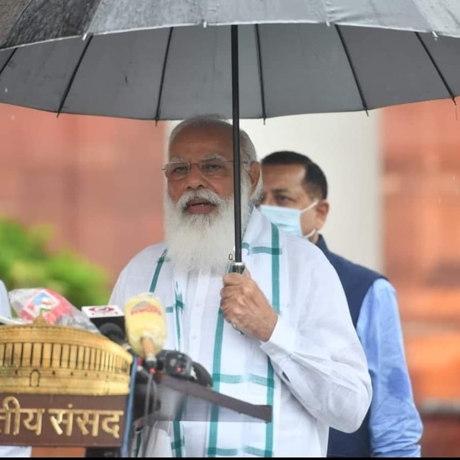 gk_chowkidar's tweet image. ಪಂಚಾಯತಿ ಸದಸ್ಯನಾದರೇ ಕೈ ಕಾಲಿಗೆ ಆಳುಗಳನ್ನಿಟ್ಟುಕೊಂಡು ಓಡಾಡುವ ನಾಯಕರ ನಡುವೆ,ರಾಷ್ಟ್ರದ ಸರ್ವೋಚ್ಚ ನಾಯಕನೊಬ್ಬ ತನ್ನ ಛತ್ರಿಯನ್ನು ತಾನೇ ಹಿಡಿದುಕೊಂಡಿರುವುದು ನಿಜಕ್ಕೂ ಆದರ್ಶಣೀಯ.. ಸಣ್ಣ ಕೆಲಸವಿರಬಹುದು, ಆದರೆ ಇದರಿಂದ ಹಲವಾರು ನಾಯಕರು ಕಲಿಯುವುದು ಸಾಕಷ್ಟಿದೆ.. 🚩ನಮ್ಮ ಹೆಮ್ಮೆಯ ಪ್ರಧಾನ ಸೇವಕ ನಮೋ..❤️😍🚩🙏

#StopVIPculture