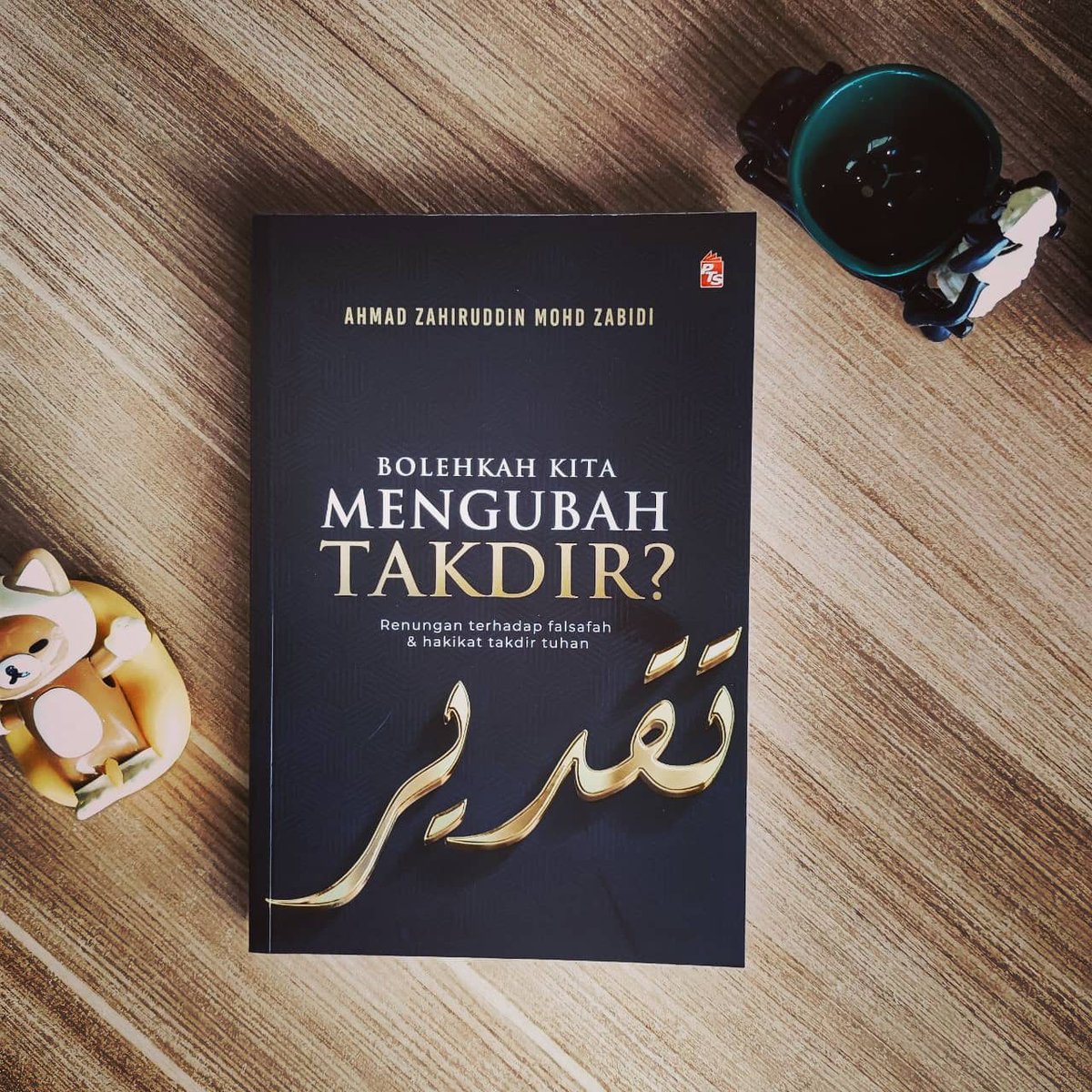 GreenAppleOnli1's tweet photo. Apabila berbicara mengenai takdir, satu persoalan yang sering bermain dalam fikiran kita adalah "Bolehkah Kita Mengubah Takdir?". Apakah manusia juga berhak untuk menentukan hala tuju kehidupan mereka sendiri?

Jawapannya adalah 'Ya' dan 'Tidak'.
#BukuMurah #BukuMelayu #BukuPTS https://t.co/DBiV00gUWB