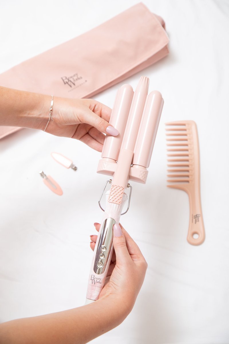 beauty_works's tweet photo. 💕𝐅𝐑𝐄𝐄𝐃𝐎𝐌 𝐃𝐀𝐘 𝐆𝐈𝐕𝐄𝐀𝐖𝐀𝐘💕

Happy #FreedomDay babe🙌 To celebrate we're giving you the chance to #WIN a Molly-Mae Waver Kit🤩 To enter:

✨Like &amp; RT this tweet
✨Follow @beauty_works

Ends 21st July 11:59pm T&amp;C's on Facebook #BeautyWorks #Giveaway #Competitiontime https://t.co/ks7hc8JEbt