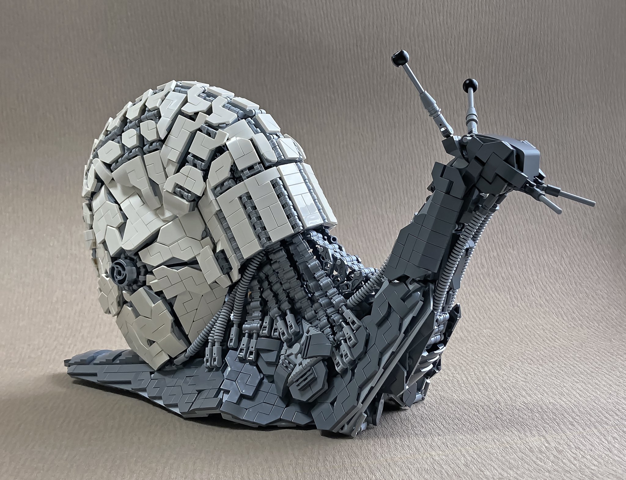 にかいどう 機械生物図鑑 レゴブロックでメカ カタツムリ を作ったよ 流線型を面で再構成してみたり ちなみにカタツムリは耐寒能力に優れ マイナス1 でカチンコチンになっても 通常温度になれば元通り活動できる凄い奴 そんなカタツムリが 殻を