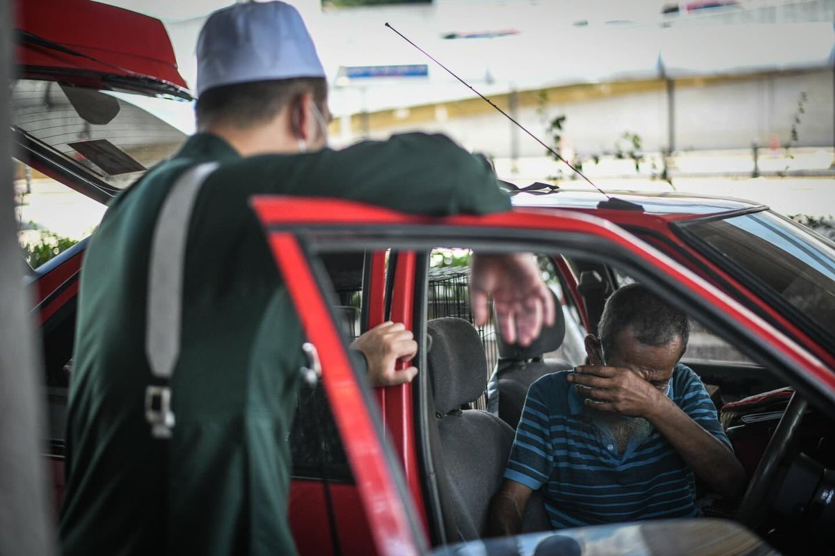 Ebitlew_'s tweet photo. Terkejut sebak kasihan sangatdengar seorang pakcik 75 tahun tidur dalam kereta 2 bulan bawah jejantas dekat central market kl. 

Baik sangat orangnya. Sedih tengok keadaan pakcik ni. Tiada sesiapa dah. Katanya hidupnya jatuh ditimpa tangga. Tiba-tiba menangis. https://t.co/7xHcYpcuB8