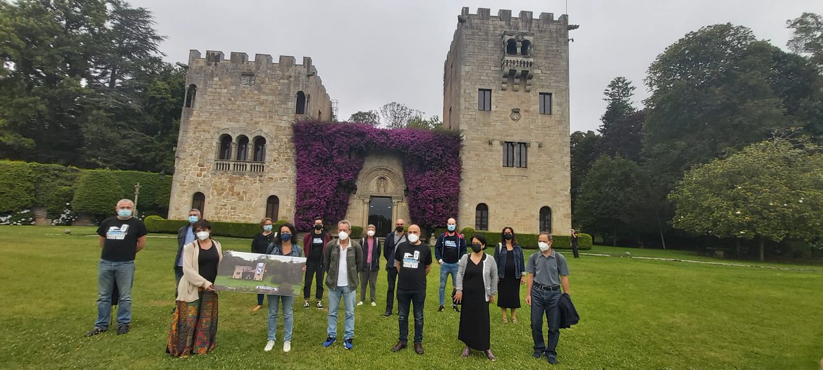 Neste momento visita de #19deMeirás ao Pazo, guiada por Carlos Babío e Manuel Pérez "Lito".