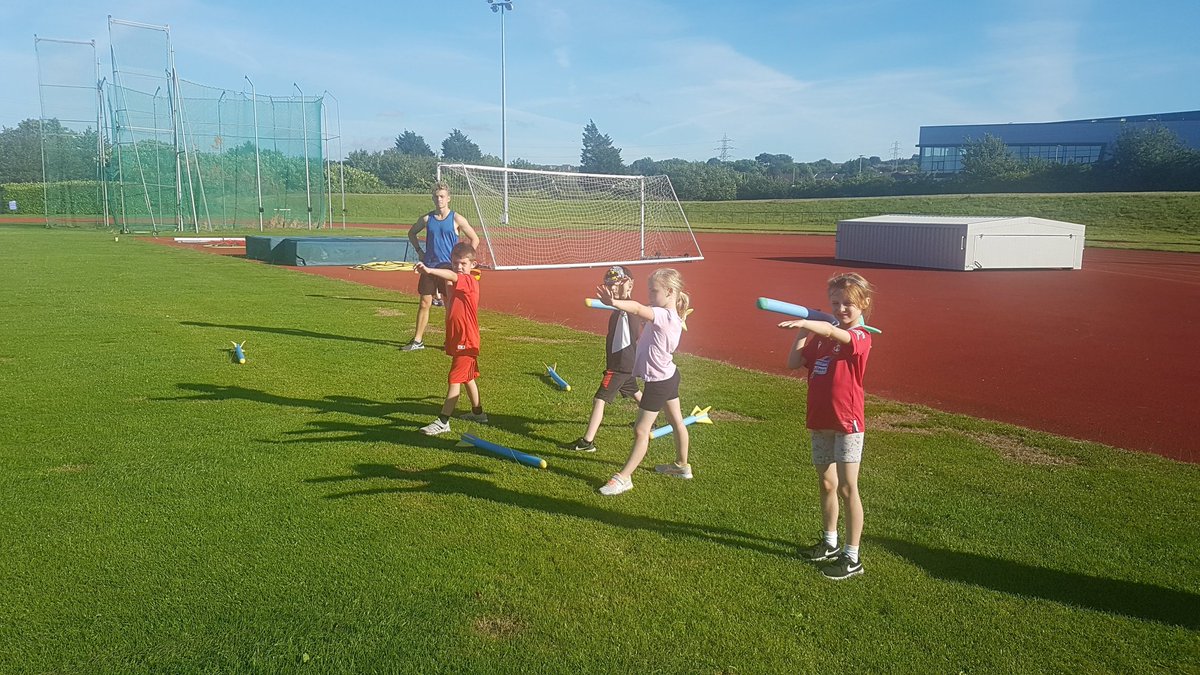 It's great to see 6 <a href="/DeesideAAC/">Deeside AAC</a> athletes helping to coach our junior athletes @colegcambria athletics. Amazing coaching qualities already, at such a young age. Well done everyone!