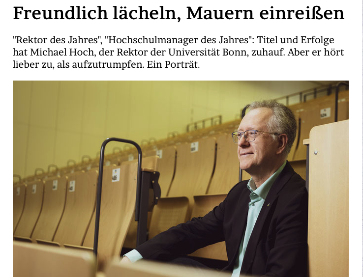 JMWiarda's tweet photo. FREUNDLICH LÄCHELN, MAUERN EINREIßEN
"#Rektor des Jahres", "#Hochschulmanager des Jahres": Titel und Erfolge hat Michael Hoch, der Rektor der @UniBonn, zuhauf. Aber er hört lieber zu, als aufzutrumpfen. Ein Porträt.
Im @DSW_Tweet Journal & jetzt im Blog: https://t.co/bvBm26FPIe https://t.co/bA48ZdvZ9n