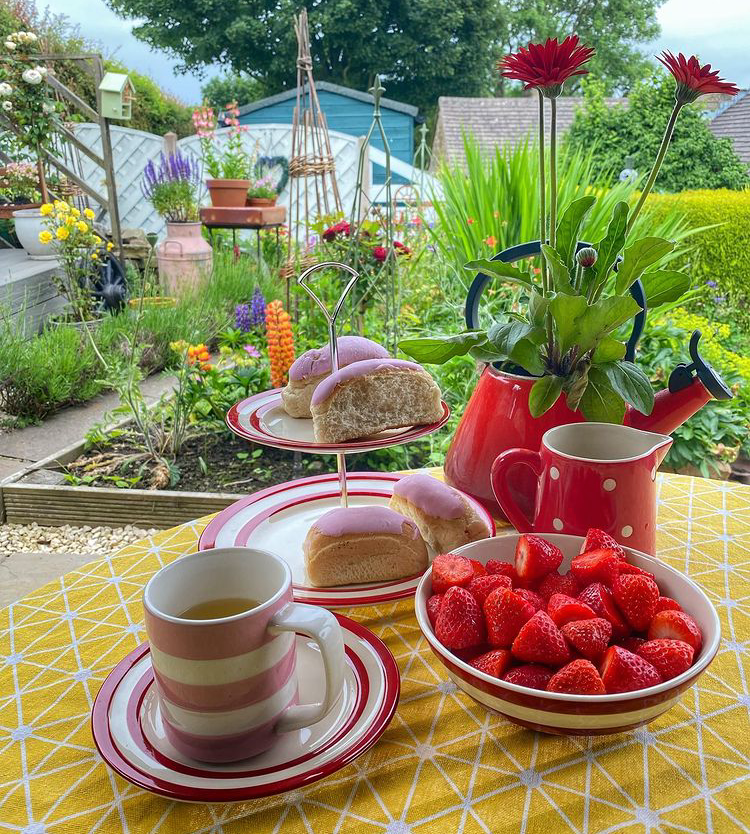 Quaintlyuk's tweet photo. 🌳❤️ The perfect view for a Monday morning 🍓 Describe your ideal garden ❤️🌳
📷 @talesfromwisteriacottage
📍 Peak District
#visitbritain #anglophile #lovebritishlifestyle #quaintlyandco #scenicbritain #thisprettyengland #britishgardens #britaininbloom #summerinbritain https://t.co/VrhTnQJcym
